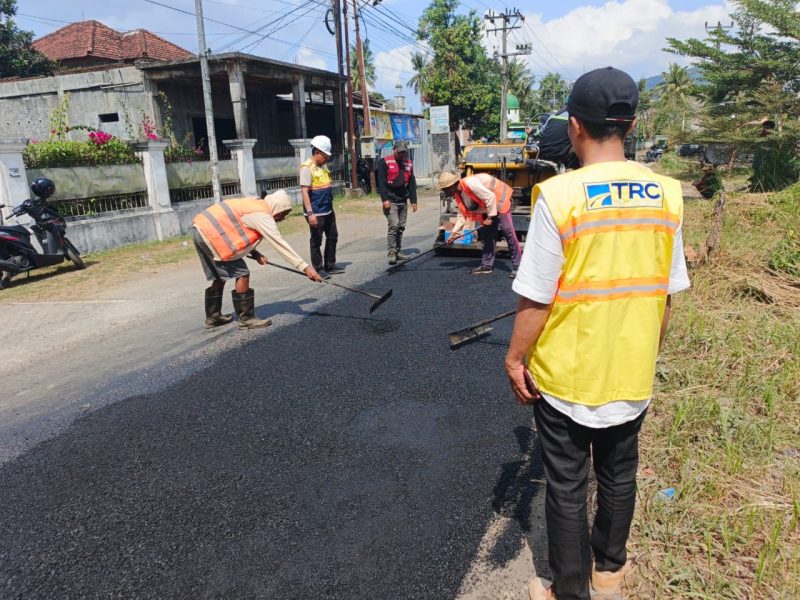 Tim TRC Infrastruktur NTB mulai bekerja memperbaiki ruas jalan Provinsi Kuripan–Kediri, Lombok Barat, Minggu (26/7/2026).(Foto: Istimewa)