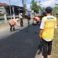 Tim TRC Infrastruktur NTB mulai bekerja memperbaiki ruas jalan Provinsi Kuripan–Kediri, Lombok Barat, Minggu (26/7/2026).(Foto: Istimewa)