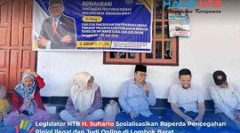 Anggota DPRD NTB H. Suharto (tengah) saat menyampaikan materi sosialisasi penting terkait bahaya pinjaman online ilegal dan judi online di Dasan Geres Tengah, Gerung (25/7/2026).(Foto: Istimewa)