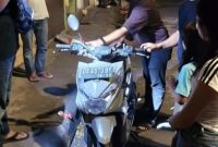 Tim Puma Subdit III Jatanras Ditreskrimum Polda NTB mengamankan terduga pelaku pencurian kendaraan bermotor (curanmor) bersama terduga penadah beserta barang bukti satu unit sepeda motor di wilayah Selagalas, Kota Mataram.(Foto: Istimewa)