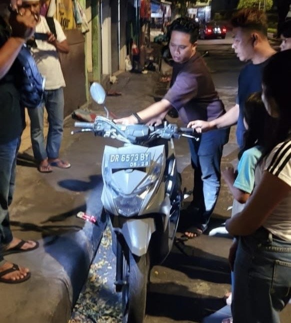 Tim Puma Subdit III Jatanras Ditreskrimum Polda NTB mengamankan terduga pelaku pencurian kendaraan bermotor (curanmor) bersama terduga penadah beserta barang bukti satu unit sepeda motor di wilayah Selagalas, Kota Mataram.(Foto: Istimewa)
