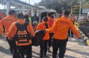 Tim SAR gabungan mengangkut kantong jenazah menuju kendaraan ambulans di Dermaga Pelabuhan Lembar, NTB. Evakuasi dilakukan usai laporan penemuan jenazah mengambang diterima Posko SAR setempat, Selasa (18/8/2026).(Foto: Istimewa).