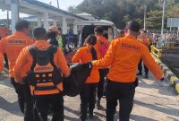 Tim SAR gabungan mengangkut kantong jenazah menuju kendaraan ambulans di Dermaga Pelabuhan Lembar, NTB. Evakuasi dilakukan usai laporan penemuan jenazah mengambang diterima Posko SAR setempat, Selasa (18/8/2026).(Foto: Istimewa).