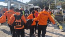 Tim SAR gabungan mengangkut kantong jenazah menuju kendaraan ambulans di Dermaga Pelabuhan Lembar, NTB. Evakuasi dilakukan usai laporan penemuan jenazah mengambang diterima Posko SAR setempat, Selasa (18/8/2026).(Foto: Istimewa).