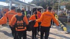 Tim SAR gabungan mengangkut kantong jenazah menuju kendaraan ambulans di Dermaga Pelabuhan Lembar, NTB. Evakuasi dilakukan usai laporan penemuan jenazah mengambang diterima Posko SAR setempat, Selasa (18/8/2026).(Foto: Istimewa).