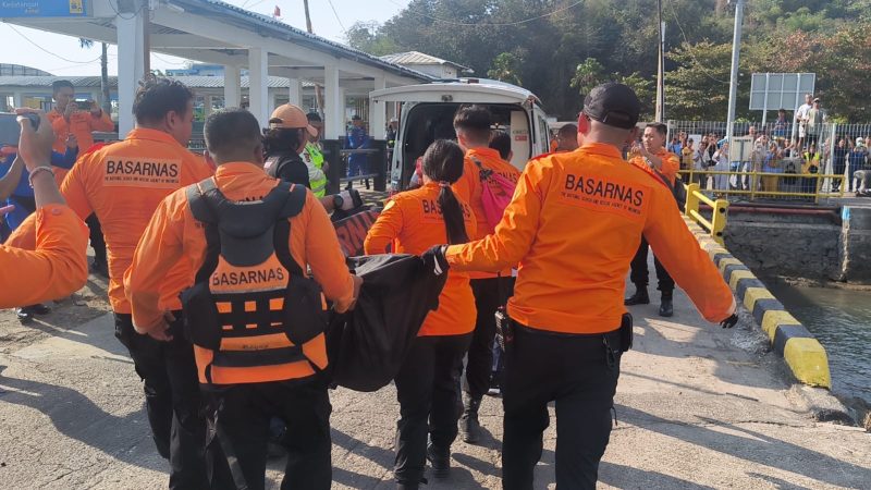 Tim SAR gabungan mengangkut kantong jenazah menuju kendaraan ambulans di Dermaga Pelabuhan Lembar, NTB. Evakuasi dilakukan usai laporan penemuan jenazah mengambang diterima Posko SAR setempat, Selasa (18/8/2026).(Foto: Istimewa).