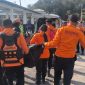 Tim SAR gabungan mengangkut kantong jenazah menuju kendaraan ambulans di Dermaga Pelabuhan Lembar, NTB. Evakuasi dilakukan usai laporan penemuan jenazah mengambang diterima Posko SAR setempat, Selasa (18/8/2026).(Foto: Istimewa).