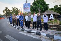 Gubernur NTB Lalu Muhamad Iqbal dan Walikota Mataram Mohan Roliskana saat meninjau langsung Simpang Empat Rembiga, Mataram, Senin (31/8/2026). (Foto: Istimewa).