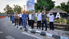 Gubernur NTB Lalu Muhamad Iqbal dan Walikota Mataram Mohan Roliskana saat meninjau langsung Simpang Empat Rembiga, Mataram, Senin (31/8/2026). (Foto: Istimewa).