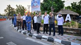 Gubernur NTB Lalu Muhamad Iqbal dan Walikota Mataram Mohan Roliskana saat meninjau langsung Simpang Empat Rembiga, Mataram, Senin (31/8/2026). (Foto: Istimewa).