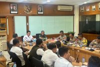 Suasana Rapat Koordinasi persiapan pengamanan MotoGP Mandalika 2026 yang digelar Angkasa Pura di Aula Utama Bandara BIZAM Lombok, Kamis (27/08/2026), dihadiri unsur TNI, Polri, dan berbagai instansi terkait.(Foto: Humas Polda NTB)
