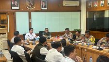 Suasana Rapat Koordinasi persiapan pengamanan MotoGP Mandalika 2026 yang digelar Angkasa Pura di Aula Utama Bandara BIZAM Lombok, Kamis (27/08/2026), dihadiri unsur TNI, Polri, dan berbagai instansi terkait.(Foto: Humas Polda NTB)