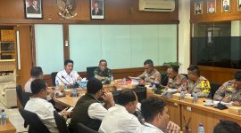 Suasana Rapat Koordinasi persiapan pengamanan MotoGP Mandalika 2026 yang digelar Angkasa Pura di Aula Utama Bandara BIZAM Lombok, Kamis (27/08/2026), dihadiri unsur TNI, Polri, dan berbagai instansi terkait.(Foto: Humas Polda NTB)