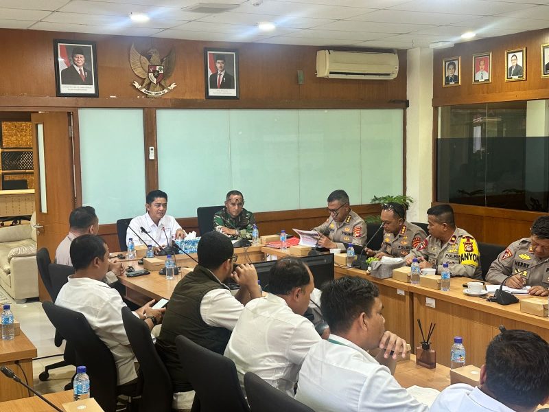 Suasana Rapat Koordinasi persiapan pengamanan MotoGP Mandalika 2026 yang digelar Angkasa Pura di Aula Utama Bandara BIZAM Lombok, Kamis (27/08/2026), dihadiri unsur TNI, Polri, dan berbagai instansi terkait.(Foto: Humas Polda NTB)