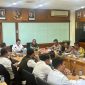 Suasana Rapat Koordinasi persiapan pengamanan MotoGP Mandalika 2026 yang digelar Angkasa Pura di Aula Utama Bandara BIZAM Lombok, Kamis (27/08/2026), dihadiri unsur TNI, Polri, dan berbagai instansi terkait.(Foto: Humas Polda NTB)