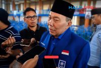 Plt. Ketua DPW PAN NTB, H. Muazzim Akbar, saat diwawancara sejumlah jurnalis usai memberikan pernyataan soal suksesi kursi Wakil Bupati Lombok Barat, Sabtu (1/8).(Foto: Istimewa)
