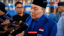 Plt. Ketua DPW PAN NTB, H. Muazzim Akbar, saat diwawancara sejumlah jurnalis usai memberikan pernyataan soal suksesi kursi Wakil Bupati Lombok Barat, Sabtu (1/8).(Foto: Istimewa)