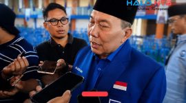 Plt. Ketua DPW PAN NTB, H. Muazzim Akbar, saat diwawancara sejumlah jurnalis usai memberikan pernyataan soal suksesi kursi Wakil Bupati Lombok Barat, Sabtu (1/8).(Foto: Istimewa)