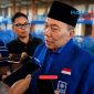 Plt. Ketua DPW PAN NTB, H. Muazzim Akbar, saat diwawancara sejumlah jurnalis usai memberikan pernyataan soal suksesi kursi Wakil Bupati Lombok Barat, Sabtu (1/8).(Foto: Istimewa)