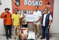 Penyerahan bantuan sembako dan air bersih dari Bank NTB Syariah untuk warga terdampak kebakaran Desa Adat Sade, bertempat di Posko Darurat Bencana BPBD Lombok Tengah.(Foto: Istimewa)