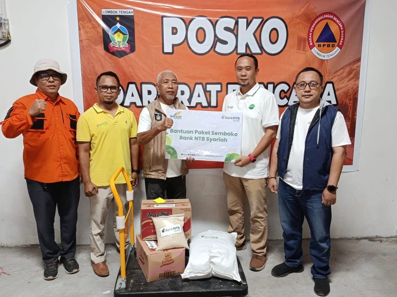 Penyerahan bantuan sembako dan air bersih dari Bank NTB Syariah untuk warga terdampak kebakaran Desa Adat Sade, bertempat di Posko Darurat Bencana BPBD Lombok Tengah.(Foto: Istimewa)