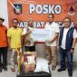 Penyerahan bantuan sembako dan air bersih dari Bank NTB Syariah untuk warga terdampak kebakaran Desa Adat Sade, bertempat di Posko Darurat Bencana BPBD Lombok Tengah.(Foto: Istimewa)