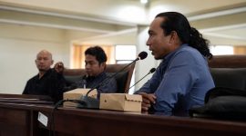 Perwakilan Gabungan Aktivis Lombok Barat, Asmuni, A.Ma., menyampaikan pernyataan terkait anjloknya skor SPI dan MCSP Kabupaten Lombok Barat dalam sebuah forum, sekaligus mendesak Wakil Bupati untuk melakukan evaluasi menyeluruh terhadap jajaran OPD.