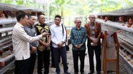 Bank NTB Syariah bersama pemangku kepentingan meninjau lokasi budidaya ayam petelur dalam Program Desa Berdaya di Desa Lendang Nangka Utara, Lombok Timur. Program ini menyasar 20 penerima manfaat untuk mendorong ekonomi produktif dan kemandirian masyarakat desa.(Foto: Istimewa)