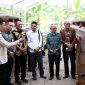Bank NTB Syariah bersama pemangku kepentingan meninjau lokasi budidaya ayam petelur dalam Program Desa Berdaya di Desa Lendang Nangka Utara, Lombok Timur. Program ini menyasar 20 penerima manfaat untuk mendorong ekonomi produktif dan kemandirian masyarakat desa.(Foto: Istimewa)