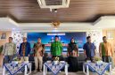 Rektor UIN Mataram Prof. Dr. H. Masnun, M.Ag., didampingi Ketua LP2M Prof. Dr. H. Kadri, M.Si., dan sejumlah narasumber berfoto bersama usai pembukaan Moderation Connect Ke-3 Tahun 2026 bertema Bridging Culture, Law, and Eco-Theology: A Religious Moderation Approach to Global Peace and Sustainability, Kamis (13/8/2026).