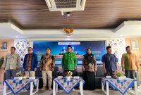 Rektor UIN Mataram Prof. Dr. H. Masnun, M.Ag., didampingi Ketua LP2M Prof. Dr. H. Kadri, M.Si., dan sejumlah narasumber berfoto bersama usai pembukaan Moderation Connect Ke-3 Tahun 2026 bertema Bridging Culture, Law, and Eco-Theology: A Religious Moderation Approach to Global Peace and Sustainability, Kamis (13/8/2026).