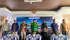 Rektor UIN Mataram Prof. Dr. H. Masnun, M.Ag., didampingi Ketua LP2M Prof. Dr. H. Kadri, M.Si., dan sejumlah narasumber berfoto bersama usai pembukaan Moderation Connect Ke-3 Tahun 2026 bertema Bridging Culture, Law, and Eco-Theology: A Religious Moderation Approach to Global Peace and Sustainability, Kamis (13/8/2026).