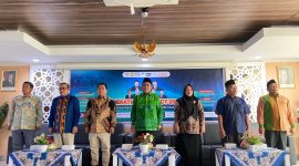 Rektor UIN Mataram Prof. Dr. H. Masnun, M.Ag., didampingi Ketua LP2M Prof. Dr. H. Kadri, M.Si., dan sejumlah narasumber berfoto bersama usai pembukaan Moderation Connect Ke-3 Tahun 2026 bertema Bridging Culture, Law, and Eco-Theology: A Religious Moderation Approach to Global Peace and Sustainability, Kamis (13/8/2026).