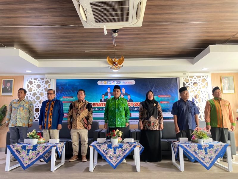 Rektor UIN Mataram Prof. Dr. H. Masnun, M.Ag., didampingi Ketua LP2M Prof. Dr. H. Kadri, M.Si., dan sejumlah narasumber berfoto bersama usai pembukaan Moderation Connect Ke-3 Tahun 2026 bertema Bridging Culture, Law, and Eco-Theology: A Religious Moderation Approach to Global Peace and Sustainability, Kamis (13/8/2026).
