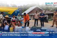 Petugas BPBD Lombok barat bersama BPBPK NTB mendistribusikan air bersih kepada warga terdampak kekeringan di Dusun Gerebekan, Jembatan Gantung, Lembar, Selasa (4/8).(Foto: Istimewa)