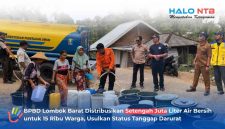 Petugas BPBD Lombok barat bersama BPBPK NTB mendistribusikan air bersih kepada warga terdampak kekeringan di Dusun Gerebekan, Jembatan Gantung, Lembar, Selasa (4/8).(Foto: Istimewa)