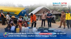 Petugas BPBD Lombok barat bersama BPBPK NTB mendistribusikan air bersih kepada warga terdampak kekeringan di Dusun Gerebekan, Jembatan Gantung, Lembar, Selasa (4/8).(Foto: Istimewa)
