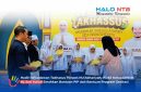 Wakil Ketua DPR RI Hj. Sari Yuliati, S.H. secara simbolis menyerahkan bantuan Program Indonesia Pintar (PIP) kepada para santri wisudawan Program Takhassus Pondok Pesantren NU Abhariyah, Lombok Barat, Selasa (4/8).(Foto: Istimewa)