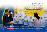 Wakil Ketua DPR RI Hj. Sari Yuliati, S.H. secara simbolis menyerahkan bantuan Program Indonesia Pintar (PIP) kepada para santri wisudawan Program Takhassus Pondok Pesantren NU Abhariyah, Lombok Barat, Selasa (4/8).(Foto: Istimewa)