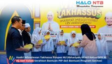 Wakil Ketua DPR RI Hj. Sari Yuliati, S.H. secara simbolis menyerahkan bantuan Program Indonesia Pintar (PIP) kepada para santri wisudawan Program Takhassus Pondok Pesantren NU Abhariyah, Lombok Barat, Selasa (4/8).(Foto: Istimewa)