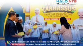 Wakil Ketua DPR RI Hj. Sari Yuliati, S.H. secara simbolis menyerahkan bantuan Program Indonesia Pintar (PIP) kepada para santri wisudawan Program Takhassus Pondok Pesantren NU Abhariyah, Lombok Barat, Selasa (4/8).(Foto: Istimewa)