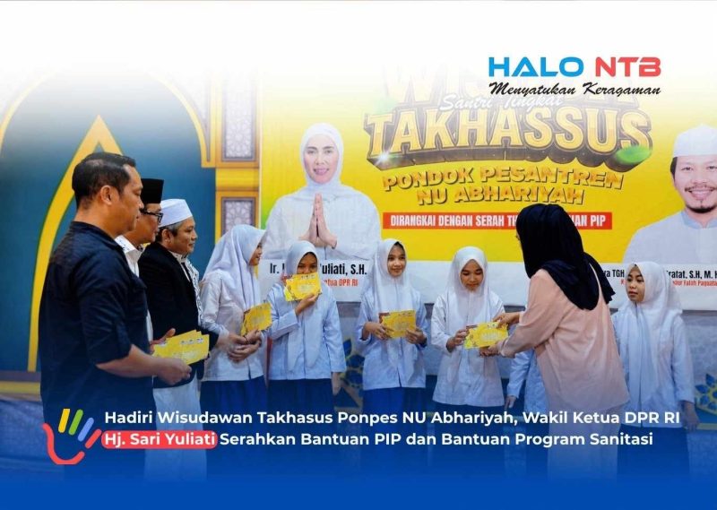 Wakil Ketua DPR RI Hj. Sari Yuliati, S.H. secara simbolis menyerahkan bantuan Program Indonesia Pintar (PIP) kepada para santri wisudawan Program Takhassus Pondok Pesantren NU Abhariyah, Lombok Barat, Selasa (4/8).(Foto: Istimewa)