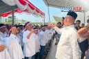 Gubernur NTB Lalu Muhamad Iqbal (kanan) mengangkat tangan bersama warga binaan dan jajaran Forkopimda saat menghadiri penyerahan remisi umum HUT ke-81 Kemerdekaan RI di Lapas Kelas IIA Lombok Barat, Senin (17/8/2026).(Foto: Istimewa)