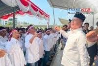 Gubernur NTB Lalu Muhamad Iqbal (kanan) mengangkat tangan bersama warga binaan dan jajaran Forkopimda saat menghadiri penyerahan remisi umum HUT ke-81 Kemerdekaan RI di Lapas Kelas IIA Lombok Barat, Senin (17/8/2026).(Foto: Istimewa)