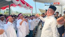 Gubernur NTB Lalu Muhamad Iqbal (kanan) mengangkat tangan bersama warga binaan dan jajaran Forkopimda saat menghadiri penyerahan remisi umum HUT ke-81 Kemerdekaan RI di Lapas Kelas IIA Lombok Barat, Senin (17/8/2026).(Foto: Istimewa)