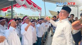 Gubernur NTB Lalu Muhamad Iqbal (kanan) mengangkat tangan bersama warga binaan dan jajaran Forkopimda saat menghadiri penyerahan remisi umum HUT ke-81 Kemerdekaan RI di Lapas Kelas IIA Lombok Barat, Senin (17/8/2026).(Foto: Istimewa)