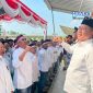 Gubernur NTB Lalu Muhamad Iqbal (kanan) mengangkat tangan bersama warga binaan dan jajaran Forkopimda saat menghadiri penyerahan remisi umum HUT ke-81 Kemerdekaan RI di Lapas Kelas IIA Lombok Barat, Senin (17/8/2026).(Foto: Istimewa)