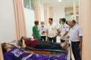 Direktur RSUD Patut Patuh Patju (Tripat) Gerung, dr. H. Suriyadi, Sp.An. (tengah), didampingi jajaran manajemen rumah sakit, meninjau langsung penanganan korban kebakaran KMP Putri Yasmin di ruang IGD RSUD Tripat, Rabu (12/8).(Foto: Istimewa)