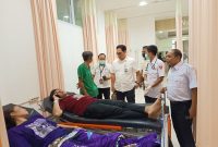 Direktur RSUD Patut Patuh Patju (Tripat) Gerung, dr. H. Suriyadi, Sp.An. (tengah), didampingi jajaran manajemen rumah sakit, meninjau langsung penanganan korban kebakaran KMP Putri Yasmin di ruang IGD RSUD Tripat, Rabu (12/8).(Foto: Istimewa)