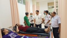 Direktur RSUD Patut Patuh Patju (Tripat) Gerung, dr. H. Suriyadi, Sp.An. (tengah), didampingi jajaran manajemen rumah sakit, meninjau langsung penanganan korban kebakaran KMP Putri Yasmin di ruang IGD RSUD Tripat, Rabu (12/8).(Foto: Istimewa)